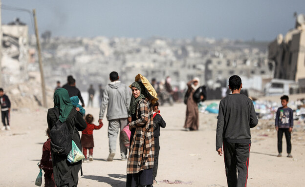 עזתים מתפנים מבית לאהיא (צילום: reuters)