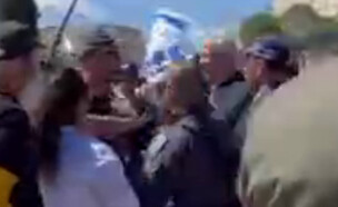 גנץ מגיב למפגין שצעק עליו "לך מפה, יא בושה" (צילום: לפי סעיף 27 א')
