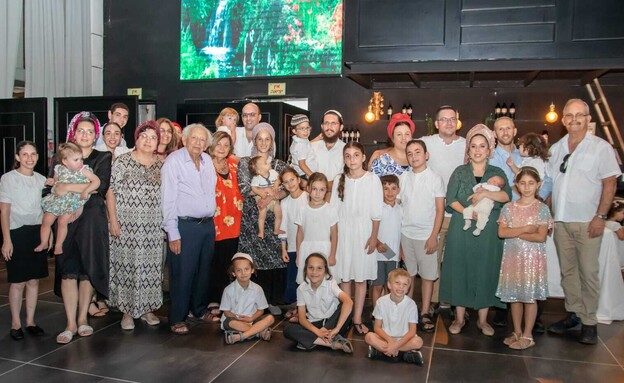 משה שטיינר עם הילדים, הנכדים והנינים (צילום: באדיבות המשפחה)