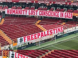 השלטים האנטי-ישראלים המשיכו (רשתות חברתיות) (צילום: ספורט 5)