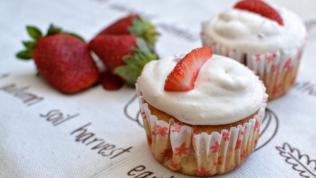 קאפקייקס בציפוי קרם וניל-תות