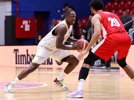 סל ניצחון גדול לג`ייקובן (צילום: מאור אלקסלסי)