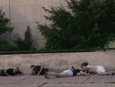 משתטחים על הרצפה בזמן אזעקה (צילום: מרים אליסטר, פלאש 90) משתטחים על הרצפה בזמן אזעקה (צילום: מרים אליסטר, פלאש 90)