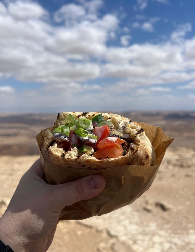 פיתה קבב על רקע מכתש רמון (צילום: ניצן לנגר, mako אוכל)