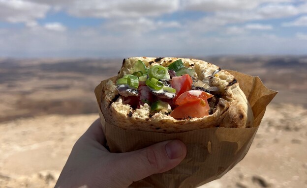 פיתה קבב על רקע מכתש רמון
