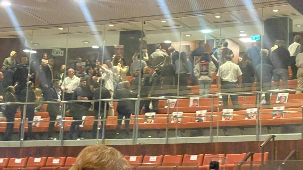 משפחות שכולות מפנות גב בזמן נאום נתניהו במליאה משפחות שכולות מפנות גב בזמן נאום נתניהו במליאה