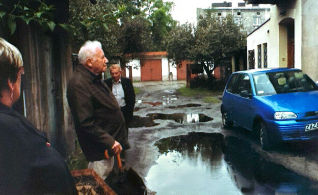 יעקב רוטמן כשחזר לבית ילדותו בליז'נסק, פולין (צילום: באדיבות המשפחה)
