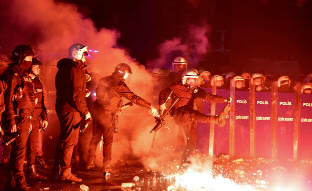 מחאה נגד מעצרו של ראש עיריית איסטנבול (צילום: reuters)