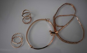 תכשיטי הכסף שנמצאו ברכבת (צילום: באדיבות רכבת ישראל)