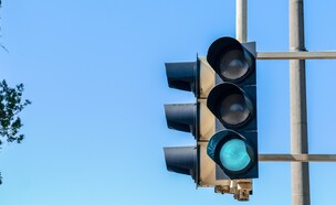 רמזור ירוק, אור ירוק (צילום: Pixel-Shot, shutterstock)