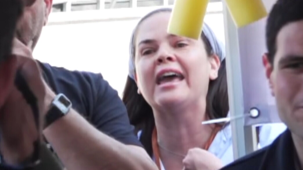 האחות השכולה תמר תשובה מתפרצת לעבר יאיר גולן