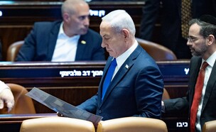 נתניהו עם התמונה של מתן צנגאוקר אחרי אישור התקציב (צילום: יונתן זינדל, פלאש 90)