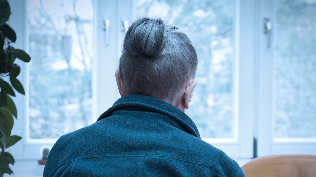 אישה מבוגרת, זקנה אישה מבוגרת, זקנה