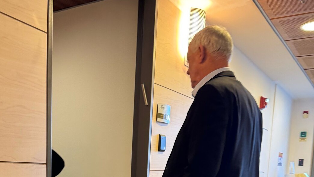 בני גנץ נכנס לפגישה עם יריב לוין בני גנץ נכנס לפגישה עם יריב לוין