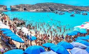 תיירים הלגונה הכחולה מלטה (צילום: Vedad.Ceric, shutterstock)