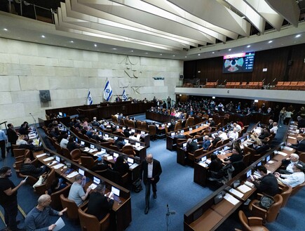 עובדים בשבילכם: מעלים את שכר הח"כים וממנים תובע משלהם