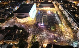 המונים מפגינים בכיכר הבימה (צילום: אמיר גולדשטיין)