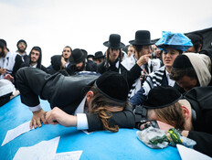 חרדים בקבר הרב אשי, בגבול שבין ישראל ללבנון (צילום: דוד כהן, פלאש 90)