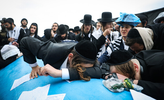חרדים בקבר הרב אשי, בגבול שבין ישראל ללבנון (צילום: דוד כהן, פלאש 90)