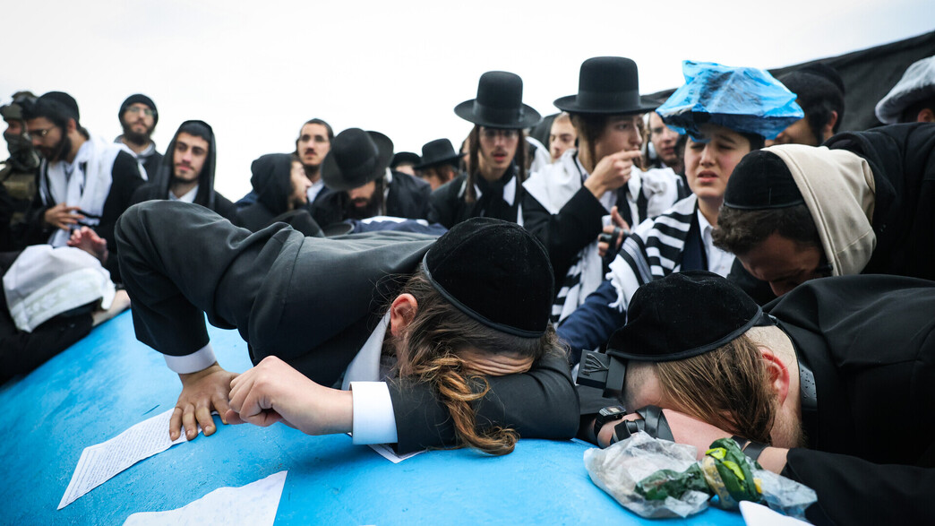 חרדים בקבר הרב אשי, בגבול שבין ישראל ללבנון (צילום: דוד כהן, פלאש 90)