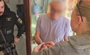 מעצר המפגין החשוד שביצע מעשה מגונה בלוחמת מג"ב  (צילום: דוברות המשטרה)