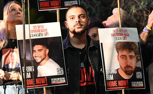 עומר ונקרט בכיכר החטופים (צילום: פאולינה פטימר)