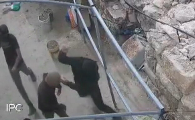 רעולי פנים מכים באכזריות את תושבי כפר ג'ינבה 