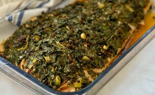 סלמון עם עשבי תיבול. מוכן (צילום: יעל קצב, mako אוכל)