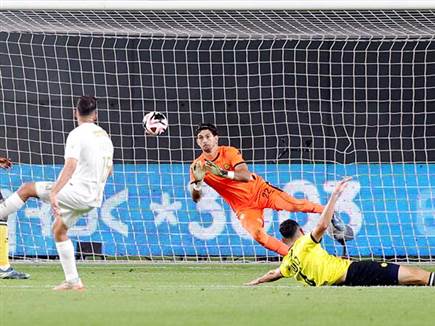 בדמותו של עומר ניראון (אלן שיבר)