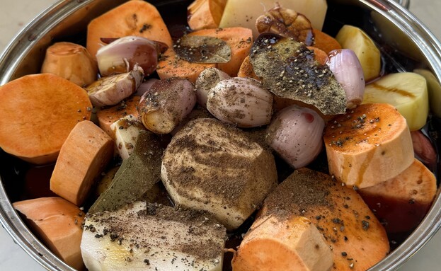 לפני הכיסוי והאפייה. אסאדו לפסח