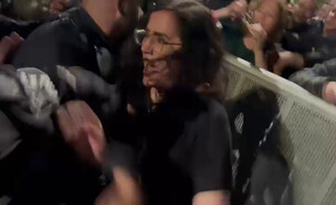 שוטרים מפנים בכוח את ח"כ נעמה לזימי בהפגנה (צילום: לפי סעיף 27 א')