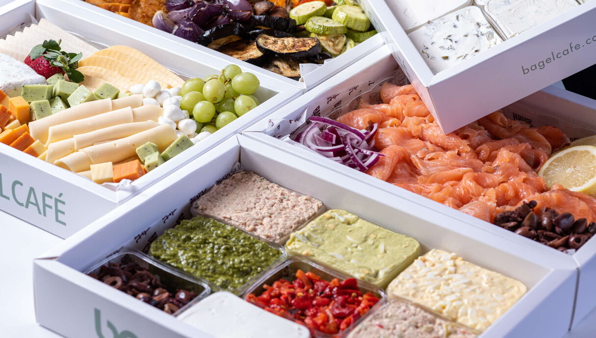 מארזים 25, מגש אירוח של רשת בייגל קפה מארזים 25, מגש אירוח של רשת בייגל קפה