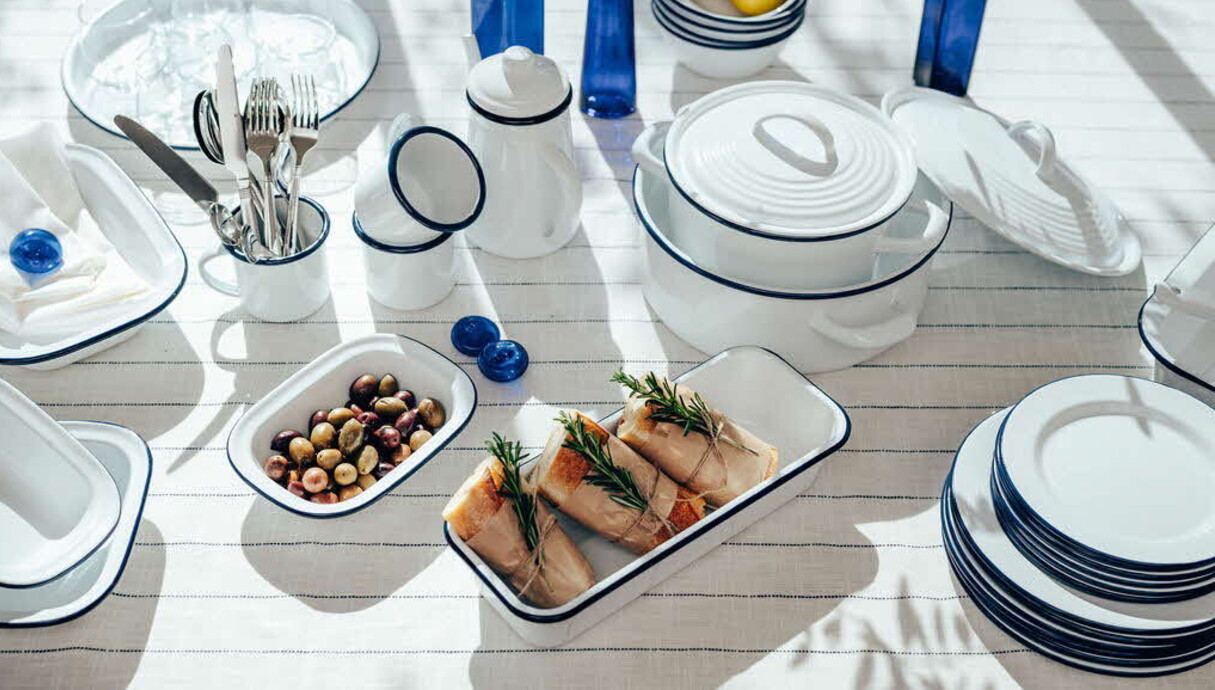 מארזים 25, נעמן שולחן בסגנון רטרו עם כלי אמייל מארזים 25, נעמן שולחן בסגנון רטרו עם כלי אמייל