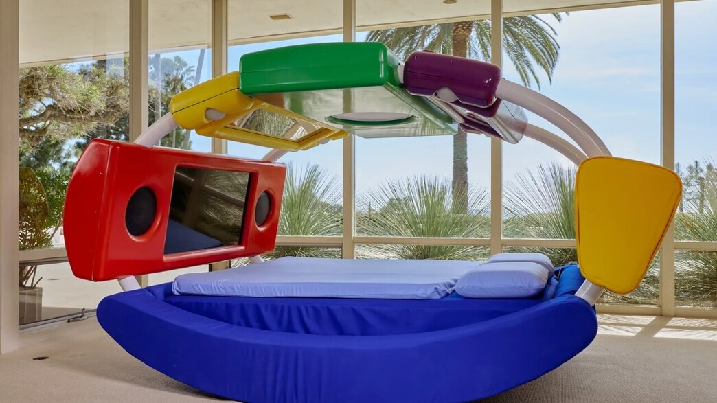 מיטה לשלושה של גוסטב וסמן ל-feeldco