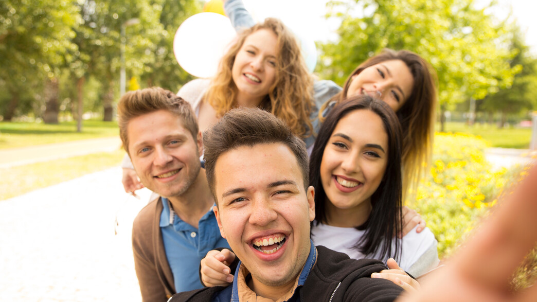 בני נוער מחייכים בסלפי בני נוער מחייכים בסלפי