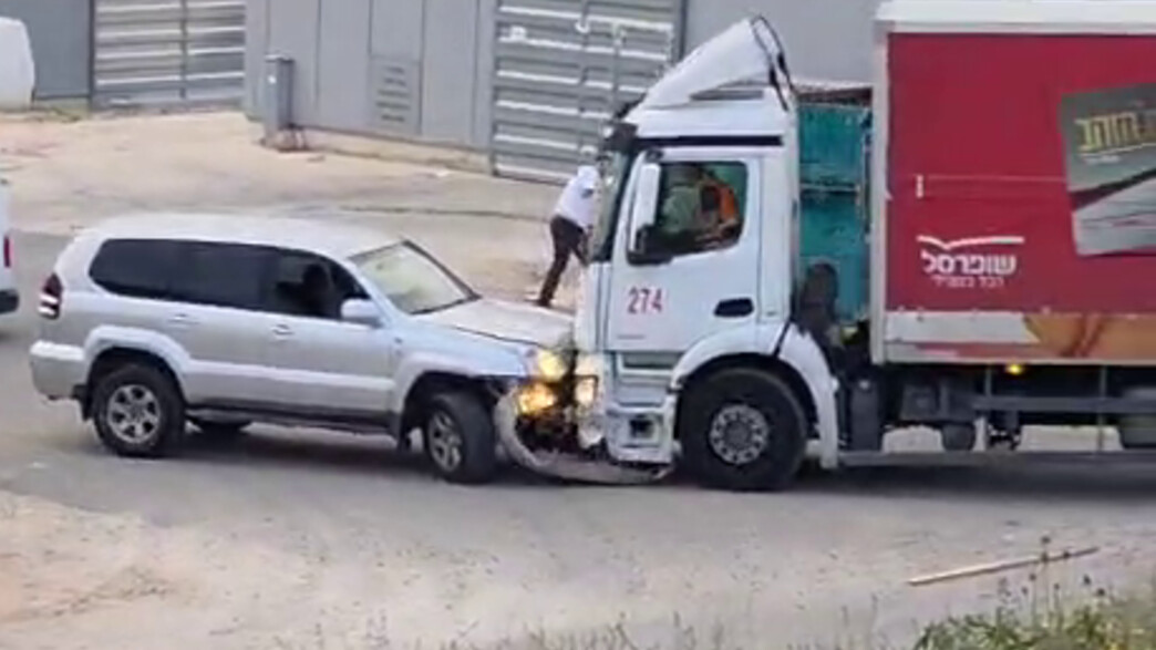 נהג משאית מנגח מכונית