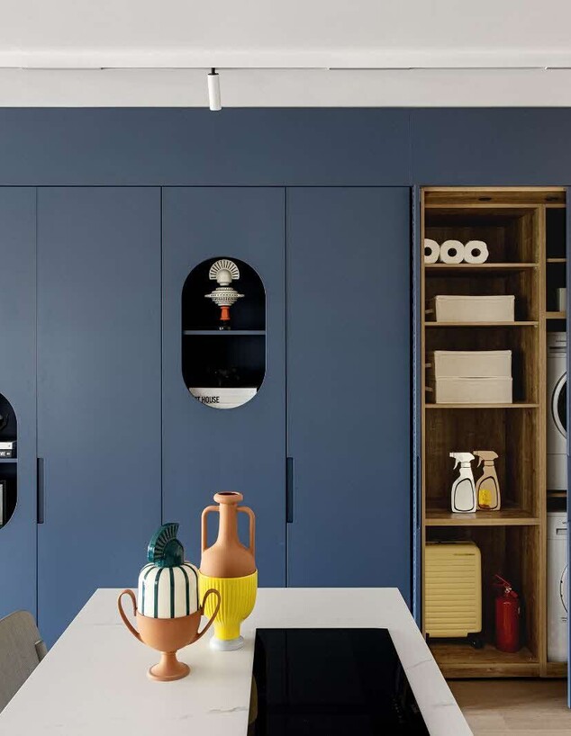 ארונות שמסתירים את מכונת הכביסה והקפה עיצוב פנים 