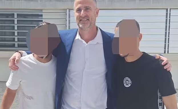 הצעירים שזוכו ועורך דינם
