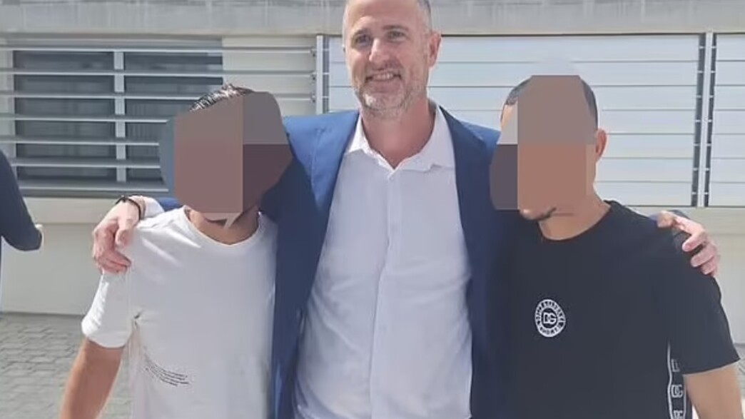 הצעירים שזוכו ועורך דינם הצעירים שזוכו ועורך דינם
