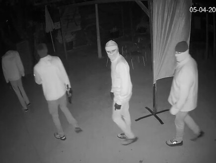 חזרה הביתה - וגילתה שלושה פורצים עירומים