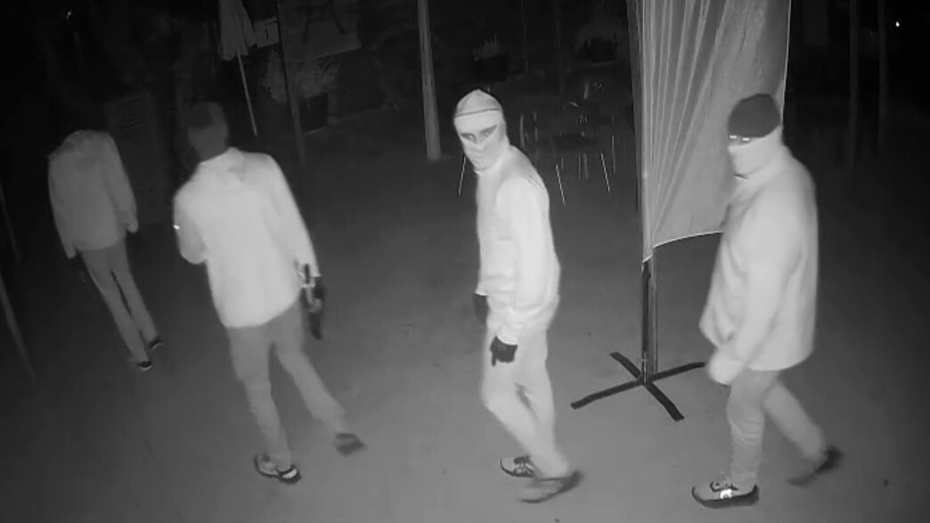 אוי לא: חזרה הביתה  וגילתה שלושה פורצים עירומים