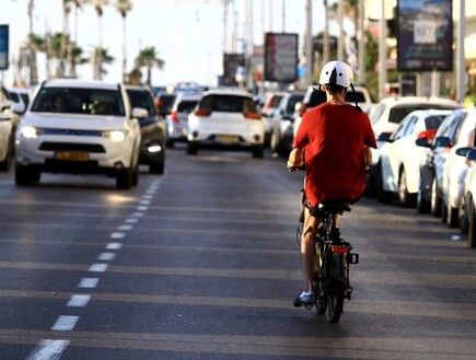 אופניים חשמליות תל אביב (צילום: MOSHE HERMON, shutterstock)