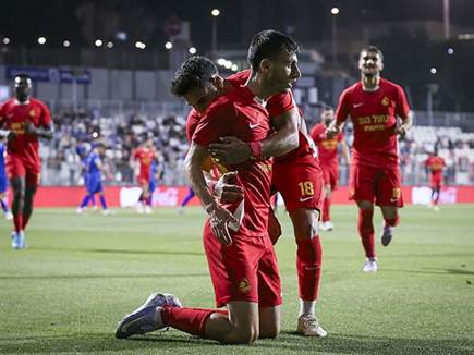 זה נפתח עם שער של אדיר לוי (אלקסלסי)