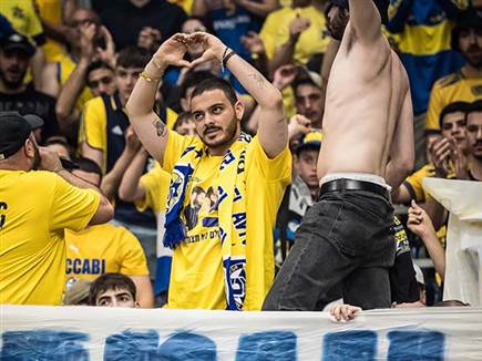 הרגע הכי חשוב הערב. עומר ונקרט, שהשתחרר משבי חמאס, ביציע אוהדי מכבי ת“א (צילום: מכבי ת“א)