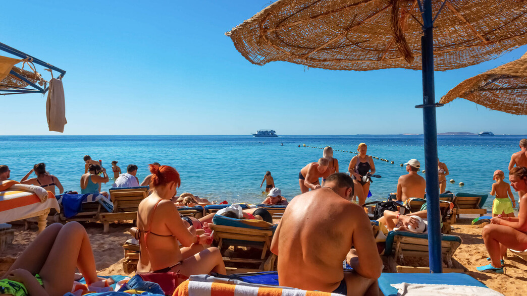 סיני תיירים בחוף