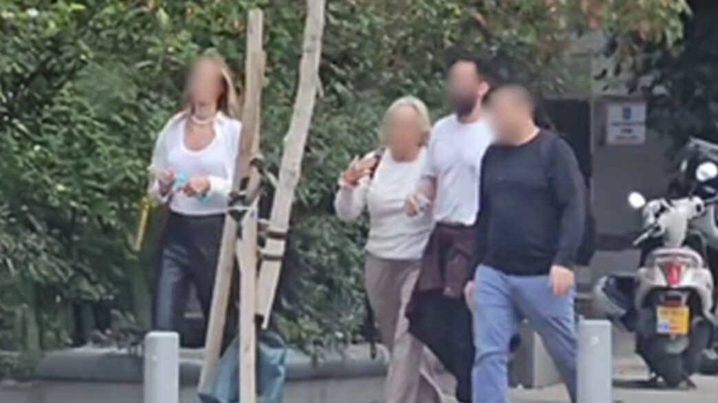 מאמן הכושר החשוד באונס מלווה בבני משפחתו למעצר בית