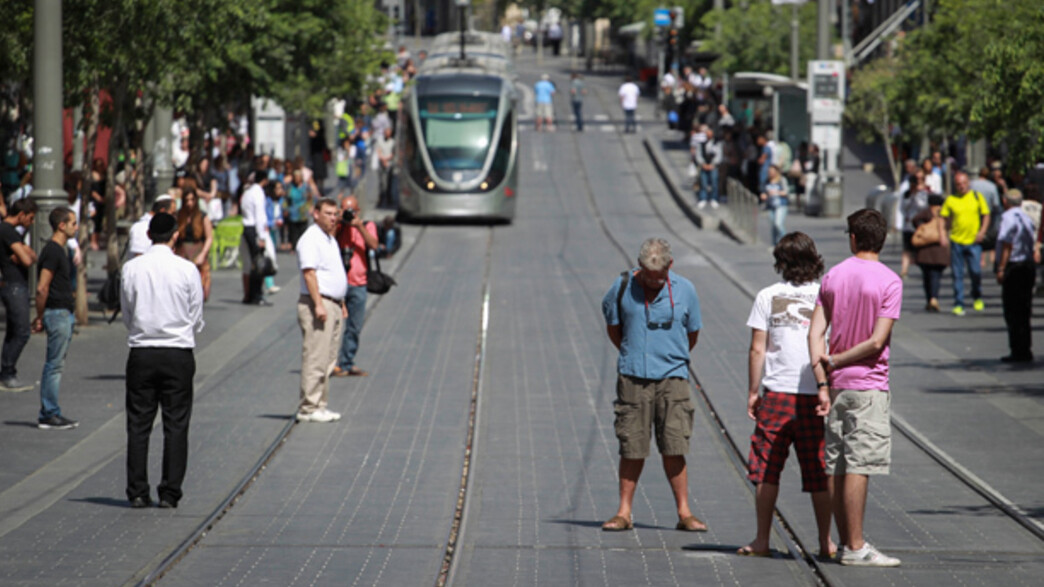 אנשים עומדים בצפירה אנשים עומדים בצפירה