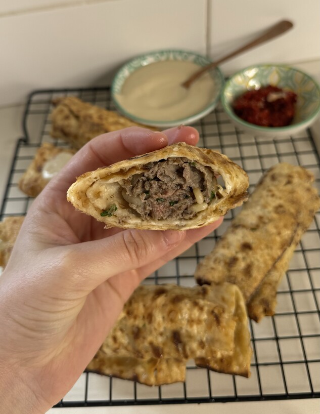 מצות מגולגלות עם בשר. הביס! (צילום: יעל קצב, mako אוכל)