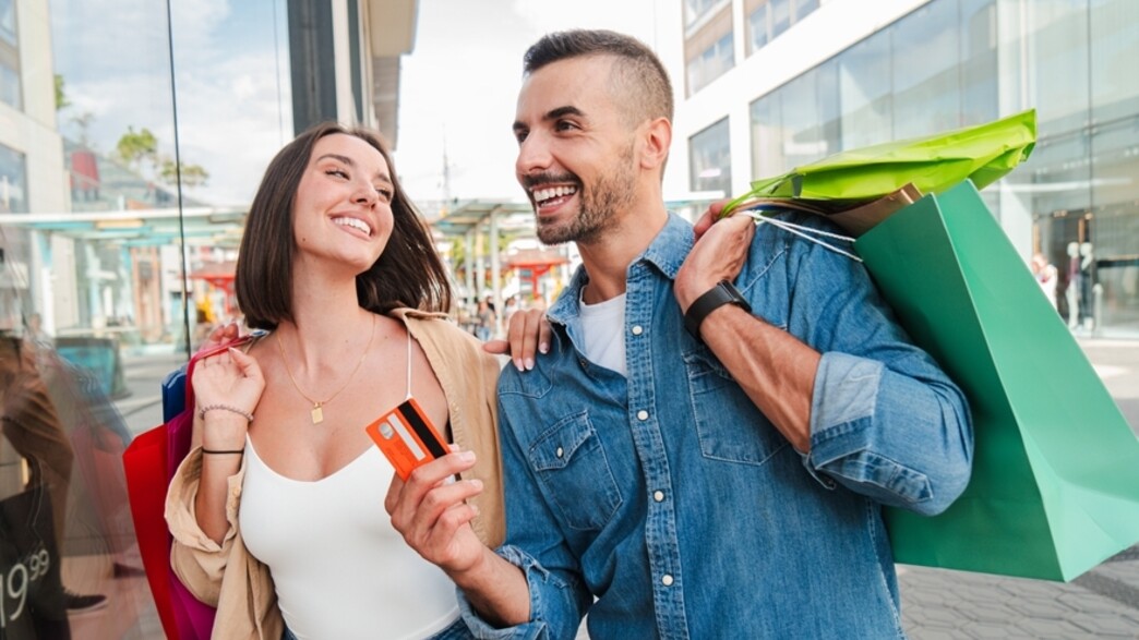 זוג עושה שופינג