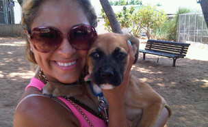 ליהיא גרינר עם הכלב (צילום: twitter)